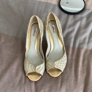 Colcci Cream and Gold Heels with Bow Detail